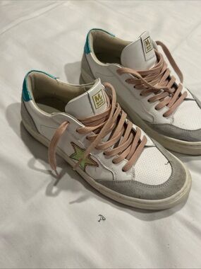 White Leather Men’s Sneakers with Pink Laces and Green Star Accent